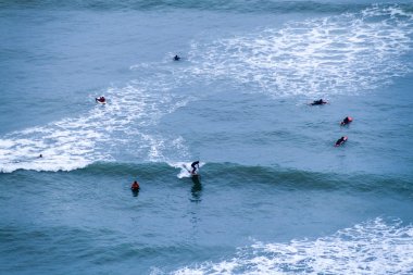 Lima, Peru - 4 Haziran 2015: İnsanlar bir okyanus dalgaları üzerinde sörf. Miraflores bölgesinde Lima, Peru.