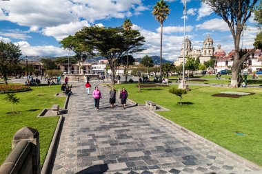 : Cajamarca, Peru - 8 Haziran 2015: Plaza de Armas kare bir katedral: Cajamarca, Peru.