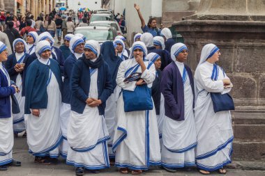 Quito, Ekvator - 24 Haziran 2015: Grup önünde eski kasaba Quito, Ekvator La Compania de Jesus kilisede Rahibe