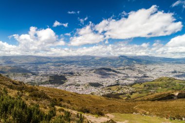Quito, Ekvator, uyanık Cruz Loma haliyle başkenti.