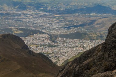 Quito (Ekvador başkenti) görünümünden Rucu Pichincha yanardağ