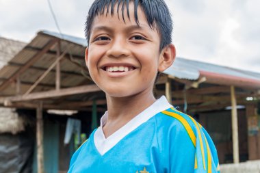 Pantoja, Peru - 10 Temmuz 2015: küçük köy Napo Peru Amazon ormanlarında yaşayan çocuk