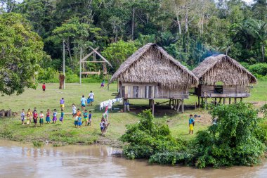 Santa Maria De Angoteros, Peru - 15 Temmuz 2015: Napo nehir üzerinde bir köyün Santa Maria de Angoteros görünüm.