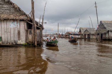 Iquitos, Peru - 18 Temmuz 2015: Belen neigbohood Iquitos, Peru yüzen oldu görünümünü.