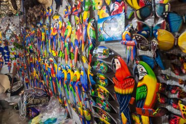 San Juan, Peru - 18 Haziran 2015: Mercado Artesanal, San Juan yakınındaki Iquitos, Peru denilen el yapımı sanat nesnesi Pazar