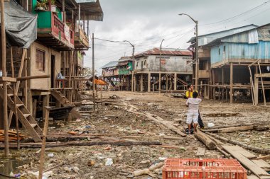 Iquitos, Peru - 18 Temmuz 2015: Belen neigbohood Iquitos, Peru kısmen yüzen oldu görünümünü.