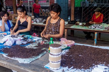 Iquitos, Peru - 18 Haziran 2015: Sigara satanlar Iquitos piyasada Belen