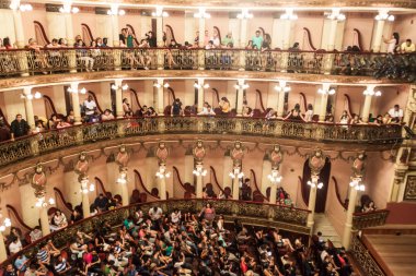 Manaus, Brezilya - 26 Temmuz 2015: İnsanlar Teatro Amazonas, ünlü tiyatro Manaus, Brezilya bina bir konser ziyaret edin