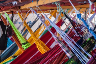 Plies nehir Brezilya'da Amazon nehir tekne güverteye hamak.