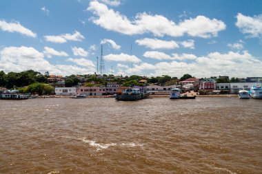 Obidos, Brezilya - 28 Haziran 2015: Görünüm teknelerin Port şehirde Obidos, Brezilya