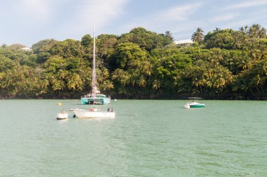 Ile Royale, Fransız Guyanası - 2 Ağustos 2015: Ile Royale, Iles du Salut (kurtuluş Islands) Fransız Guyanası Adaları ile Yatlar.