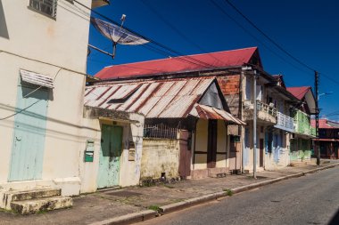 Merkezi Cayenne, French Guiana başkenti bir sokak görünümü.