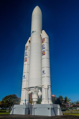 Kourou, Fransız Guyanası - 4 Ağustos 2015: Merkezi kayma Guyanais (Guiana Uzay Merkezi) Kourou, Fransız Guyanası, Ariane 5 Model uzay roketi