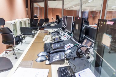 Kourou, Fransız Guyanası - 4 Ağustos 2015: Vega roket kontrol merkezi Ariane denize indirmek alan 3 binada merkezi kayma Guyanais (Guiana Uzay Merkezi) Kourou, Fransız Guyanası