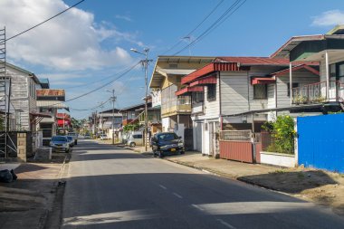 Paramaribo, Surinam - 6 Ağustos 2015: Paramaribo, Surinam başkenti eski sömürge binalarda yoIda.