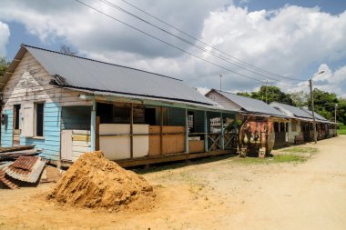 Peperpot ekimi Surinam, ahşap evler