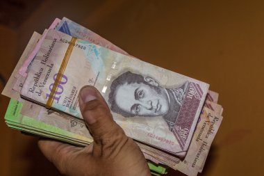 Venezuela para birimi (Bolivar Fuerte) yığını el tutuşu derler. Yüksek enflasyon nedeniyle, temel ihtiyaçlarını karşılamak için faturaları kalın yığını kullanmak gereklidir.