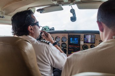 Ciudad Bolivar, Venezuela - 16 Ağustos 2015: Ciudad Bolivar, Venezuela Havaalanı'nda küçük bir Cessna 210 Centurion uçak pilotu