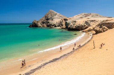 Cabo De La Vela, Kolombiya - 24 Ağustos 2015: Coast La Guajira yarımadası Kolombiya. Beach Playa del Pilon. Pilon de Azucar hill içinde belgili tanımlık geçmiş.