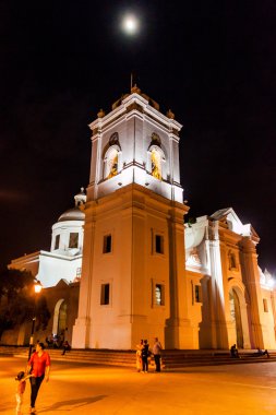 Santa Marta, Kolombiya - 25 Ağustos 2015: Cathedral of Santa Marta moon ile bu akşam.