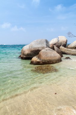 Tayrona Milli Parkı, Kolombiya bir plajda büyük kayalar