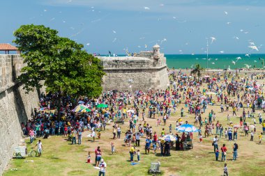 Cartagena De Indias, Kolombiya - 28 Ağustos 2015: İnsanlar Merkezi Cartagena, sur duvarları yakınında uçurtmalar uçmak.