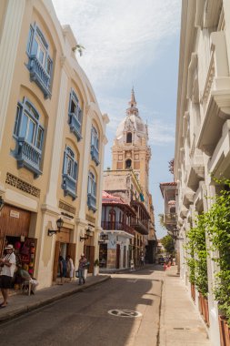 Cartagena De Indias, Kolombiya - 29 Ağustos 2015: İnsanlar Cartagena merkezi Street yürüyüş.