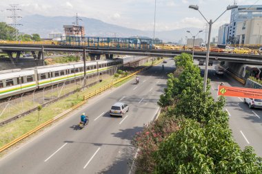Medellin, Kolombiya - 2 Eylül 2015: Otoyol ve Medellin metro parça.