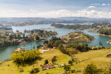 Guatape (Penol) Baraj Gölü Kolombiya havadan görünümü
