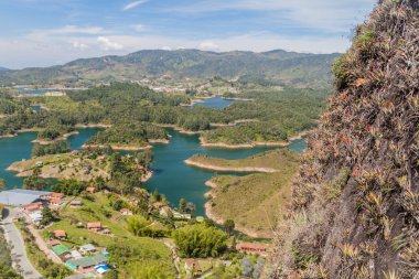Piedra del Penol kaya, Kolombiya dik. Guatape Baraj Gölü içinde belgili tanımlık geçmiş.