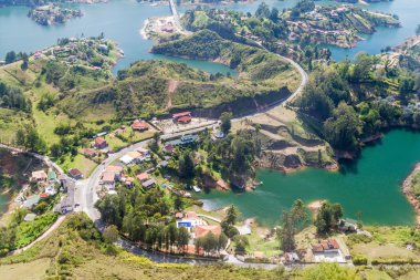 Guatape (Penol) Baraj Gölü Kolombiya havadan görünümü