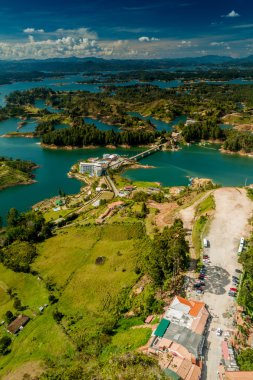 Guatape (Penol) Baraj Gölü Kolombiya havadan görünümü
