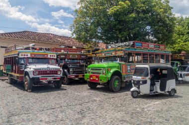 Santa Fe De Antioquia, Colombia - 3 Eylül 2015: Renkli chiva otobüs önemli kırsal toplu taşıma Kolombiya parçasıdır.