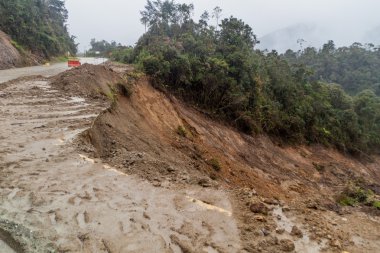 Heyelan Kolombiya Cuenca bölgesinde bir yolda