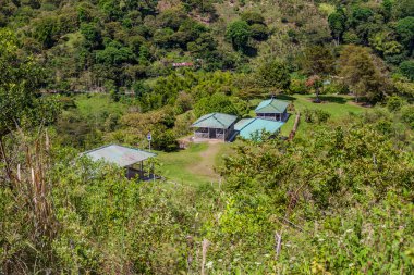 Tierradentro, Kolombiya Alto de San Andres sitesinde antik mezarlar koruyucu çatılarda.