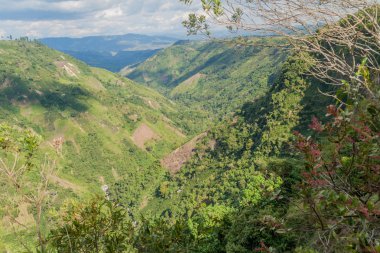 Valley yakınındaki Salto de Bordones şelale, Kolombiya üzerinden görüntülemek