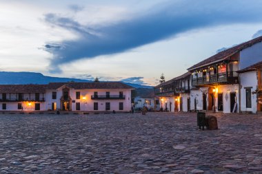 Villa De Leyva, Kolombiya - 21 Eylül 2015: Plaza Mayor Meydanı sömürge şehrin Villa de Leyva, Kolombiya
