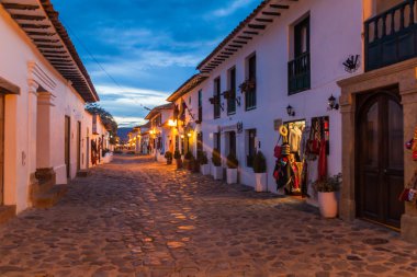 Sömürge kasaba Villa de Leyva, Kolombiya bir Arnavut kaldırımlı sokakta Moody görünümünü akşam.