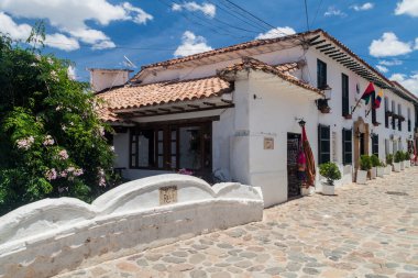 Villa De Leyva, Kolombiya - 22 Eylül 2015: Sömürge kasaba Villa de Leyva, Kolombiya bir Arnavut kaldırımlı sokakta beyaz evler.