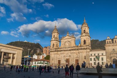 Bogota, Kolombiya - 24 Eylül 2015: Katedrali de Bogota merkezi Bolivar meydanında