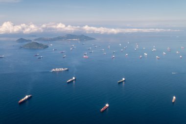 Panama City, Panama - 25 Eylül 2015: Kargo Panama Kanalı geçmek için bekleyen gemi.