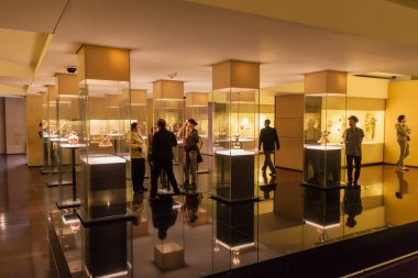 Bogota, Kolombiya - 24 Eylül 2015: Ziyaretçi altın Müzesi (Museo del Oro) de Bogota, Kolombiya'nın başkenti.