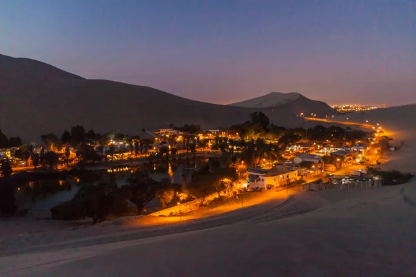 Vista Serale Dell Oasi Illuminata Del Deserto Huacachina Vicino Ica — Foto Stock