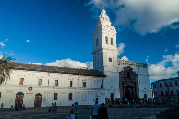 厄瓜多尔基多 2015年6月23日 厄瓜多尔基多老城圣圣多明各广场教堂圣多明各 — 图库照片
