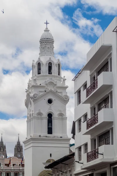厄瓜多尔基多老城大教堂塔 — 图库照片
