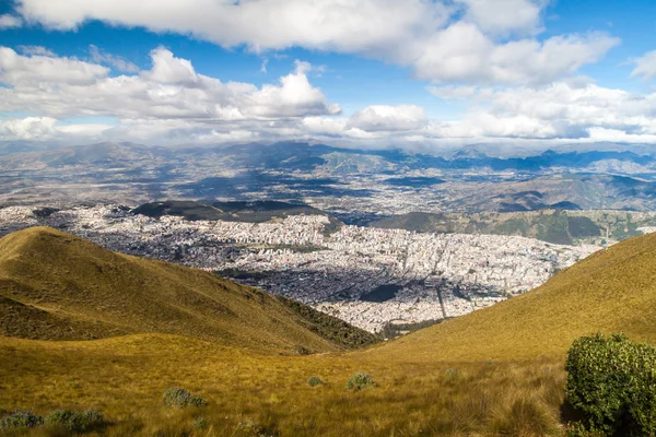 Quito Hauptstadt Ecuadors Vom Aussichtspunkt Cruz Loma Aus Gesehen — Stockfoto