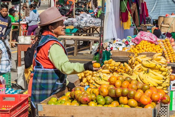辺境の村 Zumbahua に伝統的な土曜日の市場の Zumbahua エクアドル 2015 ビュー — ストック写真