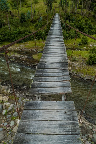 Κρεμαστή Γέφυρα Πάνω Από Τον Ποταμό Toachi Κοντά Κιλοτόα Κρατήρα — Φωτογραφία Αρχείου