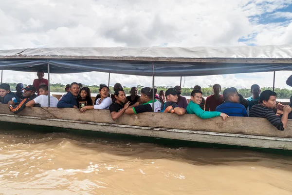 Napo Ecuador Luglio 2015 Passeggeri Una Barca Che Percorre Fiume — Foto Stock