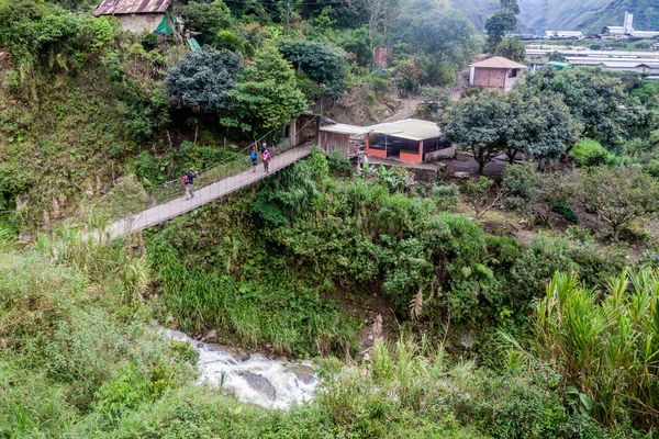 Banos Ecuador Junio 2015 Puente Colgante Sobre Pequeña Corriente Ecuador —  Fotos de Stock